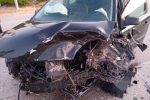 Σοβαρές ζημιές στο ένα από τα δύο αυτοκίνητα της μετωπικής σύγκρουσης