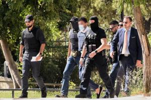 Μεταγωγή του κατηγορούμενο για τη δολοφονία στο Ψυχικό