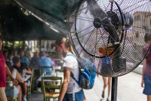 Ανεμιστήρας μαγαζιού και πίσω κόσμος
