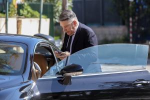 Ο Αλέξης Κούγιας μπαίνει στο αυτοκίνητο