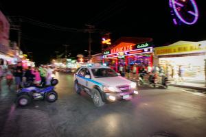 ΚΑΛΟΚΑΙΡΙ ΔΙΑΚΟΠΕΣ ΖΑΚΥΝΘΟΣ ΑΔΕΙΑ ΤΟΥΡΙΣΤΙΚΟ ΜΠΑΡ ΝΥΚΤΕΡΙΝΗ ΔΙΑΣΚΕΔΑΣΗ ΚΛΑΜΠ ΑΓΓΛΙΑ ΛΑΓΑΝΑΣ ΑΛΚΟΟΛ ΤΟΥΡΙΣΤΑΣ