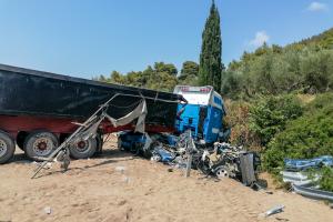 Νταλίκα σε τροχαίο