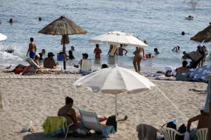 Κόσμος σε παραλία εν μέσω καύσωνα