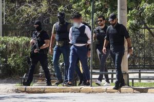 Ο Άντρας που συνελήφθη για την εκτέλεση του τοπογράφου συνοδεία αστυνομικών