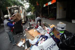 Εργαζόμενοι στην καθαριότητα - σκουπίδια - απορριματοφόρο