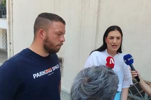 Άνθρωποι μιλούν σε τηλεοπτικά συνεργεία