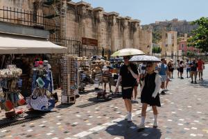 Τουρίστες στο Μοναστηράκι