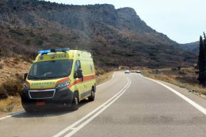 Ασθενοφόρο του ΕΚΑΒ σε επαρχιακό δρόμο
