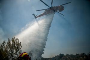 Ελικόπτερο της Πυροσβεστικής επιχειρεί κατάσβεση