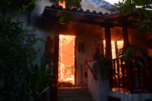 Σπίτι καίγεται από την φωτιά στην Αττική