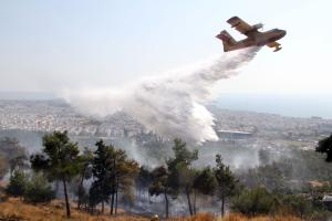 Πυροσβεστικό αεροσκάφος κάνει ρίψη νερού πάνω από το Σέιχ Σου