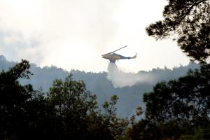 Ελικόπτερο της Πυροσβεστικής επιχειρεί κατάσβεση