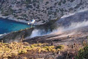 Ελικόπτερο επιχειρεί κατάσβεση στους Φούρνους