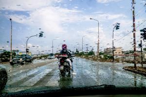 Βροχερή εικόνα τραβηγμένη μέσα από το τζάμι αυτοκινήτου
