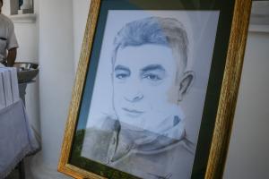 Φωτογραφία του Γιώργου Καραϊβάζ στην κηδεία του