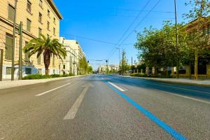 Η Αθήνα αδειάζει από τους κατοίκους της και γεμίζει από τους επισκέπτες της