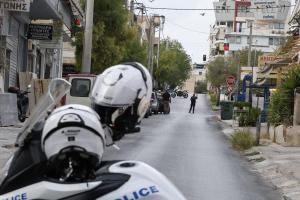 Μοτοσυκλέτα της ΕΛ.ΑΣ. έχει κλείσει το δρόμο στο Κερατσίνι