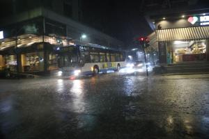 Πλημμυρισμένοι δρόμοι στην Λάρισα
