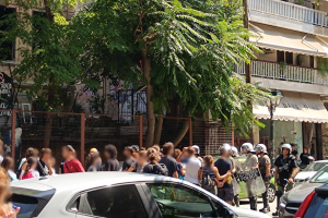 Άνθρωποι έξω από την κατάληψη Libertaria