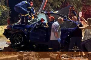 Πυροσβέστες και περαστικοί γύρω από το παραμορφωμένο όχημα