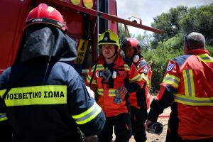 Πυροσβέστες ετοιμάζονται να επιχειρήσουν σε κατάσβεση