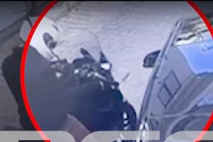 Ο εκτελεστής στη μηχανή τη στιγμή που πυροβολεί τον 54χρονο τοπογράφο