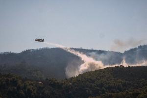 Πυροσβεστικό αεροπλάνο πραγματοποιεί ρίψεις