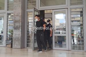 Ο 46χρονος οδηγός βγαίνει συνοδεία αστυνομικών από τα δικαστήρια Θεσσαλονίκης