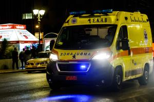Ασθενοφόρο του ΕΚΑΒ κινείται στο δρόμο, τη νύχτα