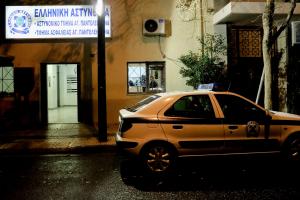 Περιπολικό έξω από το αστυνομικό τμήμα Αγίου Παντελεήμονα