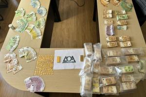 Χρήματα πάνω στο τραπέζι