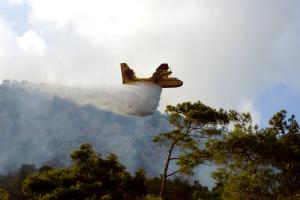 Αεροσκάφος της Πυροσβεστικής πραγματοποιεί κατάσβεση