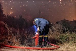 Πυροσβέστης στη φωτιά στο Ξυλόκαστρο