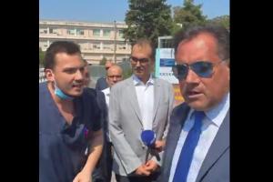 Ο Άδωνις Γεωργιάδης με τον γιατρό στο Παπανικολάου