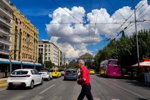 Ήλιος με σύννεφα στον ουρανό της Αθήνας