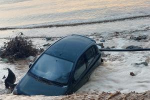 Αυτοκίνητο που έχει παρασυρθεί στην παραλία, Παλαιόκαστρο Χανίων