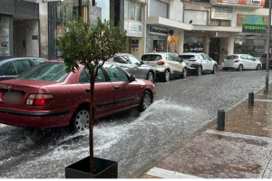 Αυτοκίνητο στη βροχή