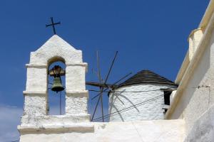 Καμπάνα δίπλα σε ανεμόμυλο