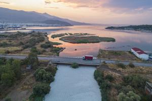 Φωτογραφία από drone που εικονίζει εκατομμύρια νεκρά ψάρια φερμένα από τη λίμνη Κάρλα να καλύπτουν εντελώς την επιφάνεια του ρέματος Ξηριά στην περιοχή Μπουρμπουλήθρα Βόλου