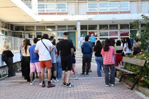 Μαθητές σε γυνάσιο κατά διάρκεια αγιασμού