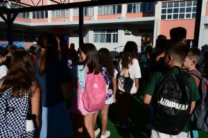 σχολείο μαθητές αυλή προαύλιο αγιασμός