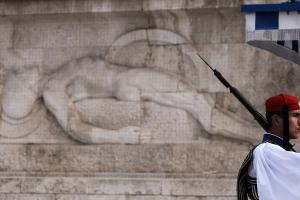 Εύζωνας στο μνημείο του Άγνωστου Στρατιώτη