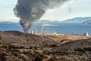 Καπνοί από τη φωτιά στη Motor Oil