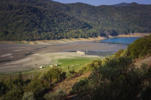 Ο βυθισμένος οικισμός στην τεχνητή λίμνη του Πουρναρίου στην Άρτα