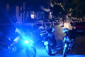 Μοτοσυκλέτες αστυνομικών στο σημείο που έπεσαν πυροβολισμοί στην Ομόνοια