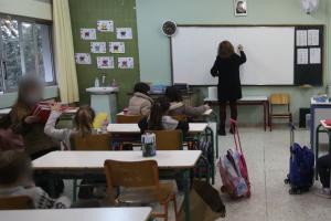 Δασκάλα κάνει μάθημα σε δημοτικό σχολείο