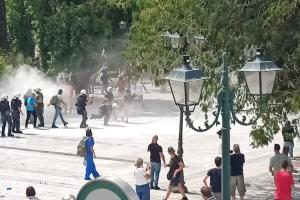 Επεισόδια στο Σύνταγμα μεταξύ ΜΑΤ και ακροδεξιών