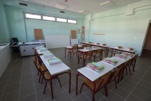 Θρανία με βιβλία σε τάξη σχολείου