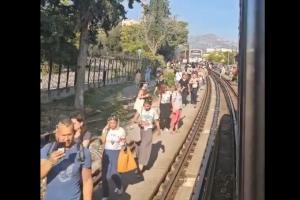 Επιβάτες περπατούν στις γραμμές τρένου μετά την φωτιά
