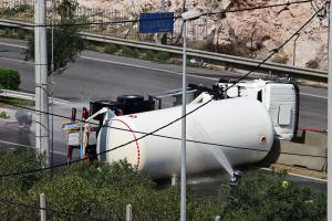 Τροχαίο ατύχημα με ανατροπή βυτιοφόρου στη λεωφόρο Σχιστού